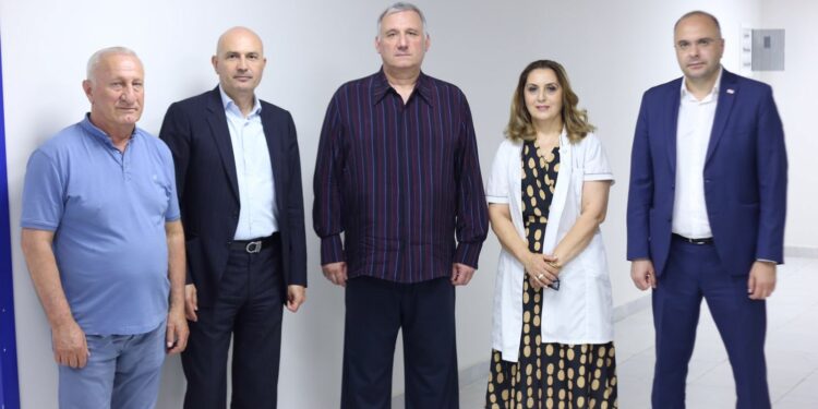 აფხაზეთის მეომართა კავშირმა სამედიცინო ცენტრ „დიომედს“ საჭირო სამედიცინო აღჭურვილობა გადასცა